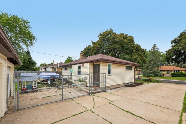 8801 W Lawn AVENUE, Milwaukee, WI 53225