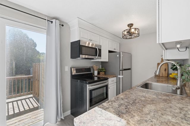 897 Mammoth Rd Apt 8, Manchester, NH 03104