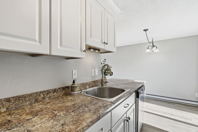 897 Mammoth Rd Apt 8, Manchester, NH 03104