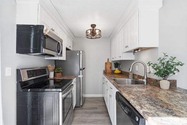 897 Mammoth Rd Apt 8, Manchester, NH 03104