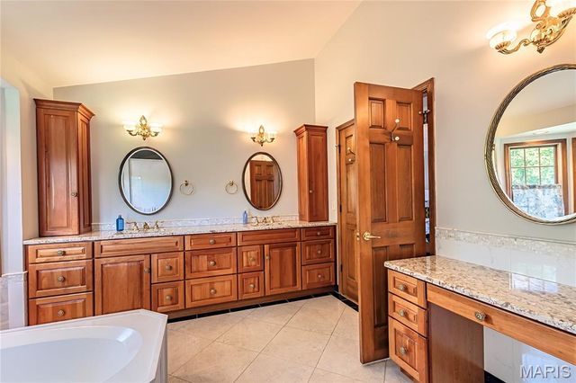 12823 Tammy Kay Drive, St Louis, MO 63128
