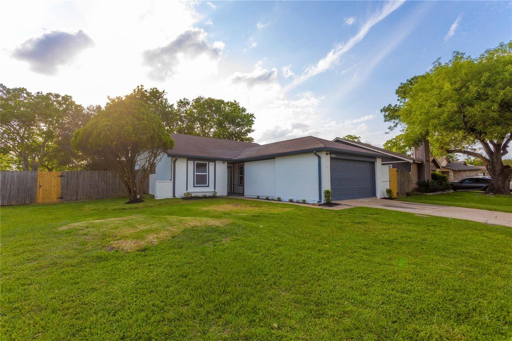 10030 Tahoka Lane, Sugar Land, TX 77498
