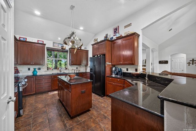 351 ROSEWOOD DR, La Vernia, TX 78121