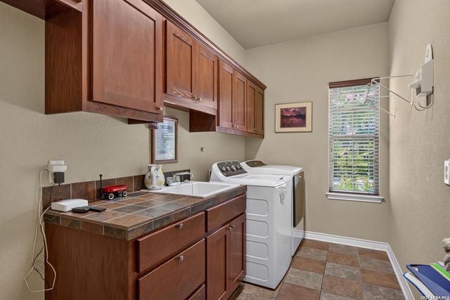 351 ROSEWOOD DR, La Vernia, TX 78121