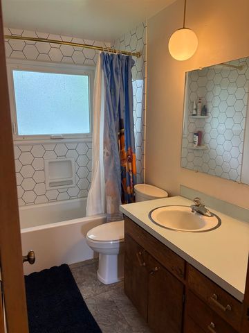 1813 10th St SW, Minot, ND 58701
