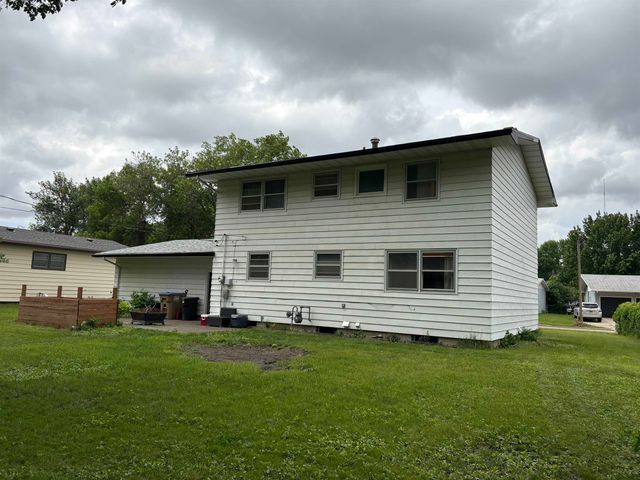 1813 10th St SW, Minot, ND 58701