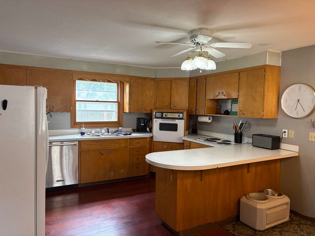 1813 10th St SW, Minot, ND 58701