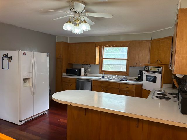 1813 10th St SW, Minot, ND 58701
