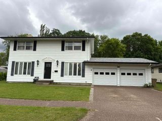 1813 10th St SW, Minot, ND 58701