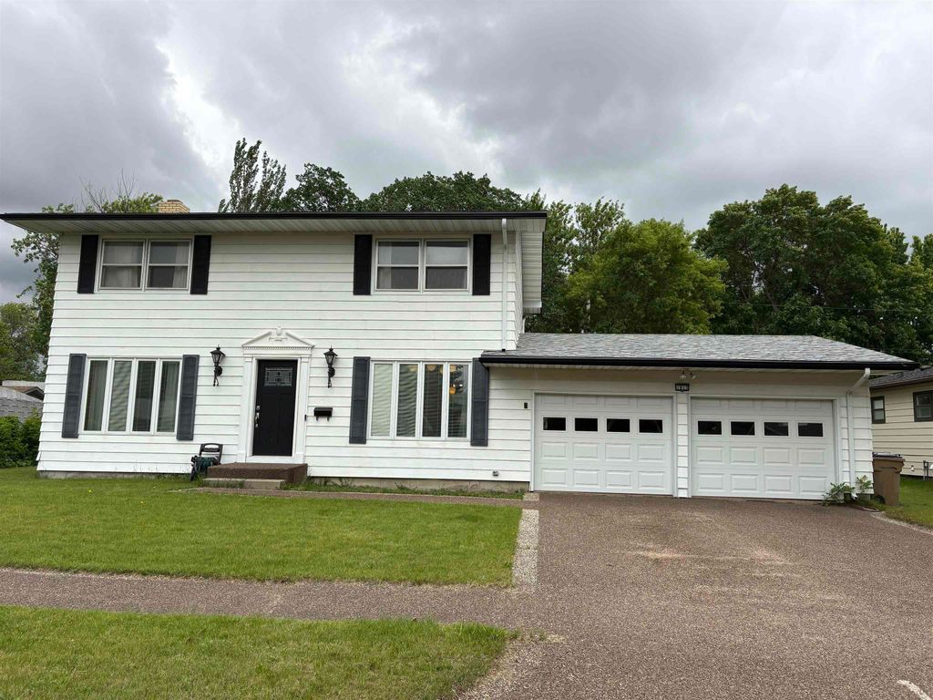 1813 10th St SW, Minot, ND 58701