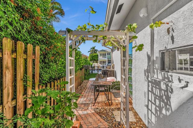 2888 NE 33rd Street, Lighthouse Point, FL 33064