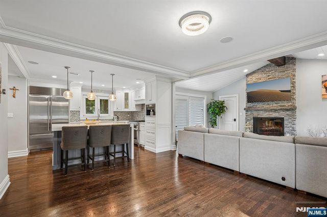 689 Colonial Road, Franklin Lakes, NJ 07417