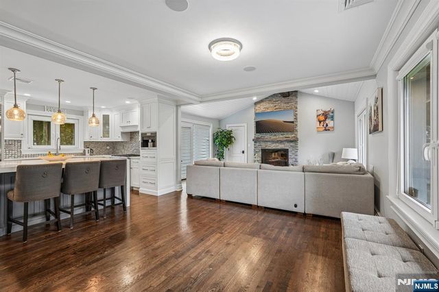 689 Colonial Road, Franklin Lakes, NJ 07417
