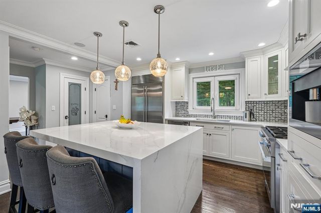 689 Colonial Road, Franklin Lakes, NJ 07417