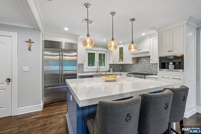689 Colonial Road, Franklin Lakes, NJ 07417