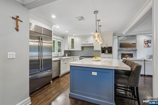689 Colonial Road, Franklin Lakes, NJ 07417