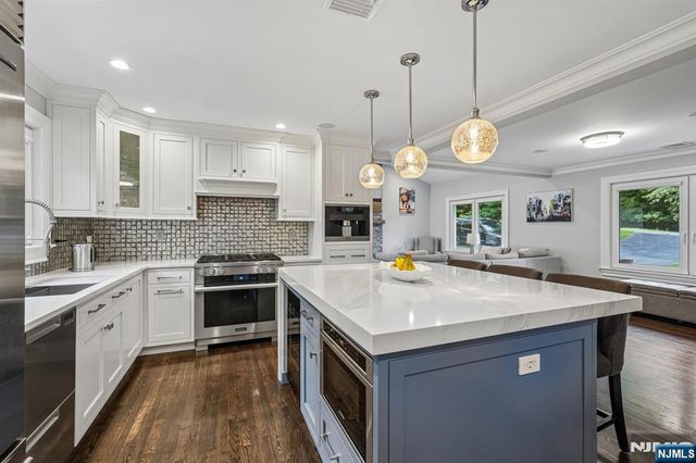 689 Colonial Road, Franklin Lakes, NJ 07417