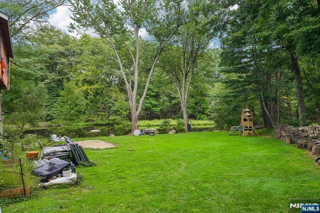 689 Colonial Road, Franklin Lakes, NJ 07417
