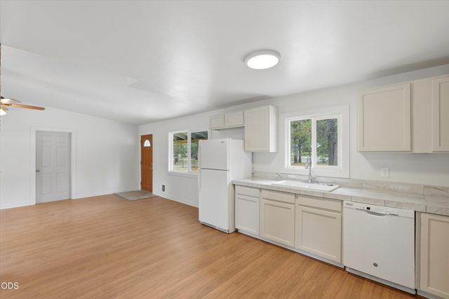 52856 Meadow Lane, La Pine, OR 97739