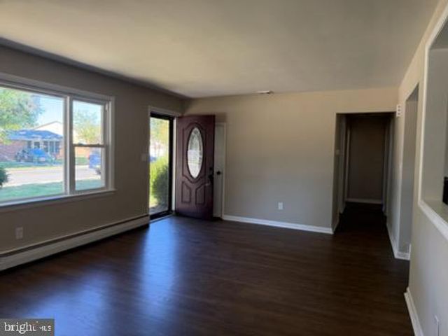 82 S SCHOOL ST, Gibbstown, NJ 08027