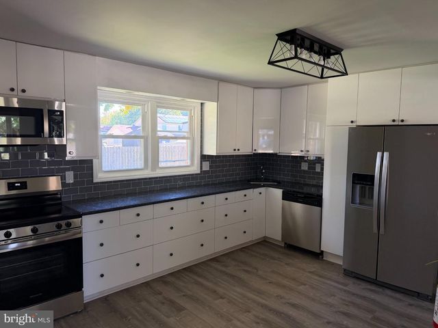 82 S SCHOOL ST, Gibbstown, NJ 08027