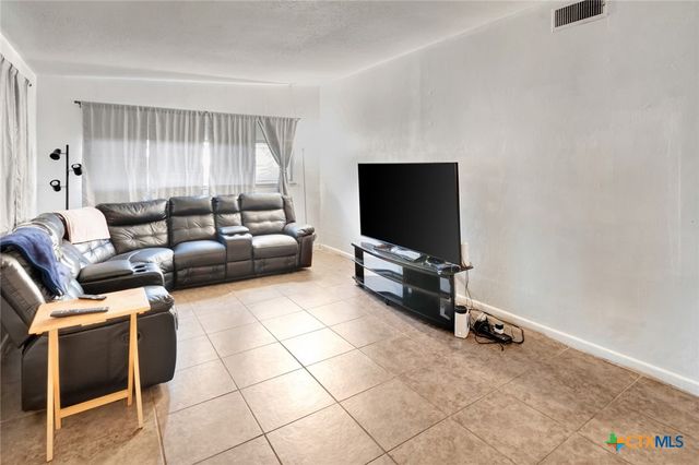 711 Hybiscus Lane, Victoria, TX 77904