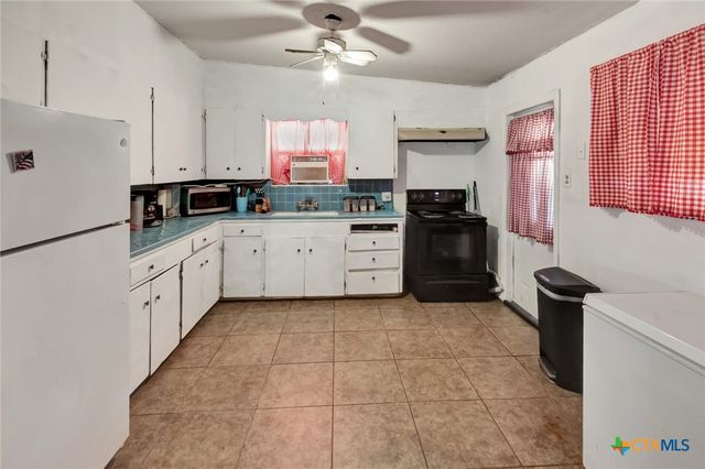 711 Hybiscus Lane, Victoria, TX 77904