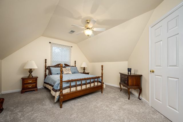 5398 Woods Edge Dr, Lebanon, TN 37090