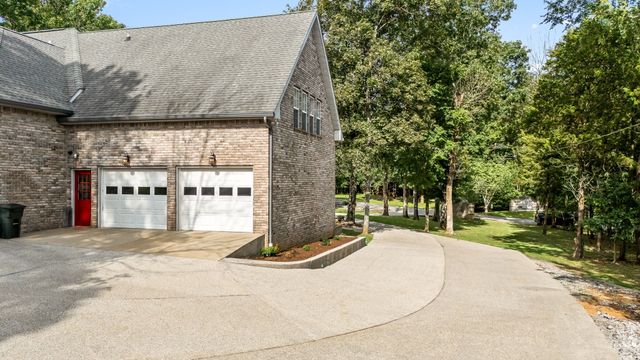 5398 Woods Edge Dr, Lebanon, TN 37090