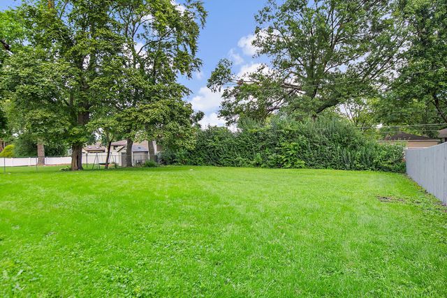 443 Glendale Road, Roselle, IL 60172