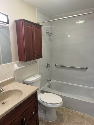 59 Highland Glen Dr 318, Randolph, MA 02368