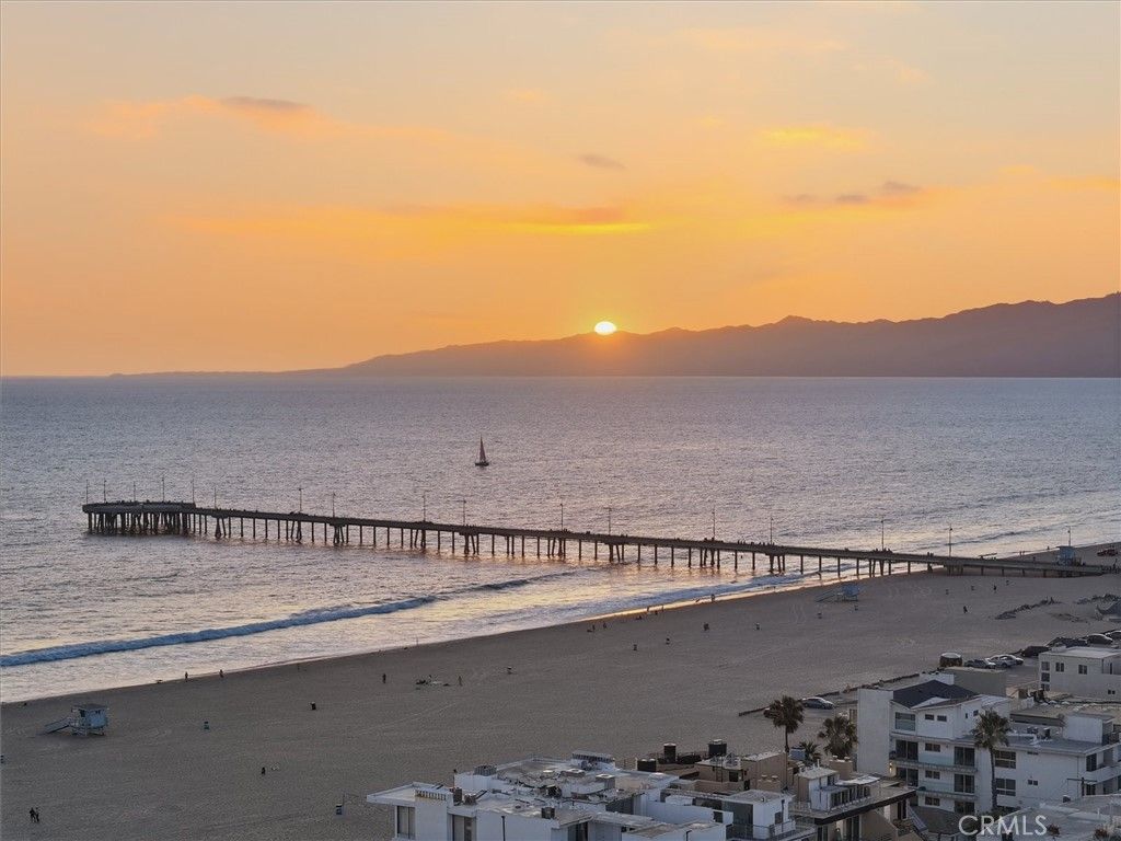 Image 12 of property listing at 24 Eastwind Street 1, Marina Del Rey, CA 90292
