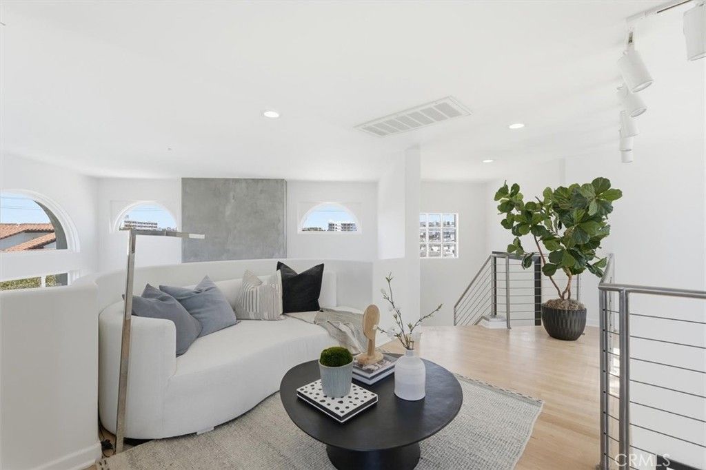 Image 14 of property listing at 24 Eastwind Street 1, Marina Del Rey, CA 90292