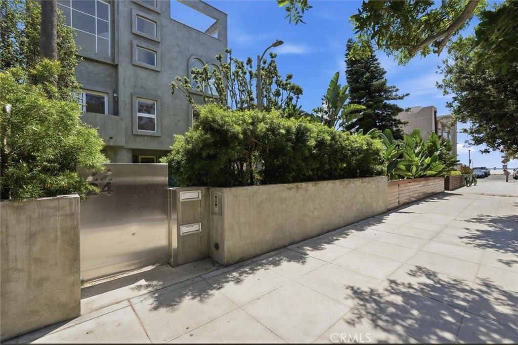 Image 2 of property listing at 24 Eastwind Street 1, Marina Del Rey, CA 90292