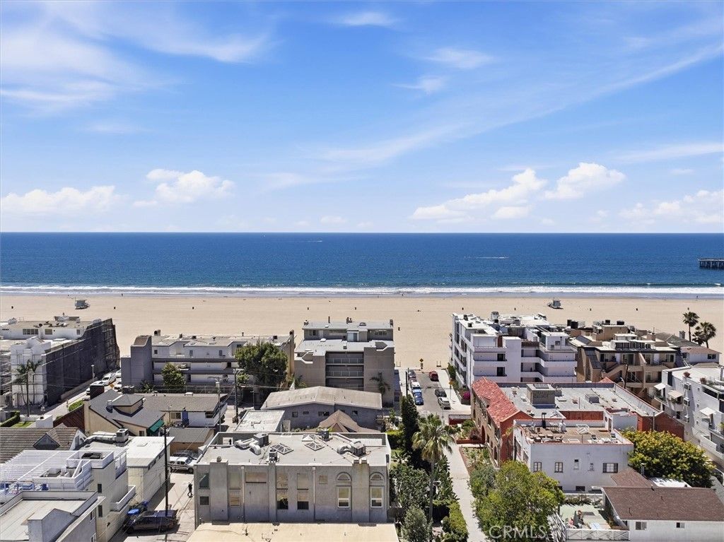 Image 3 of property listing at 24 Eastwind Street 1, Marina Del Rey, CA 90292