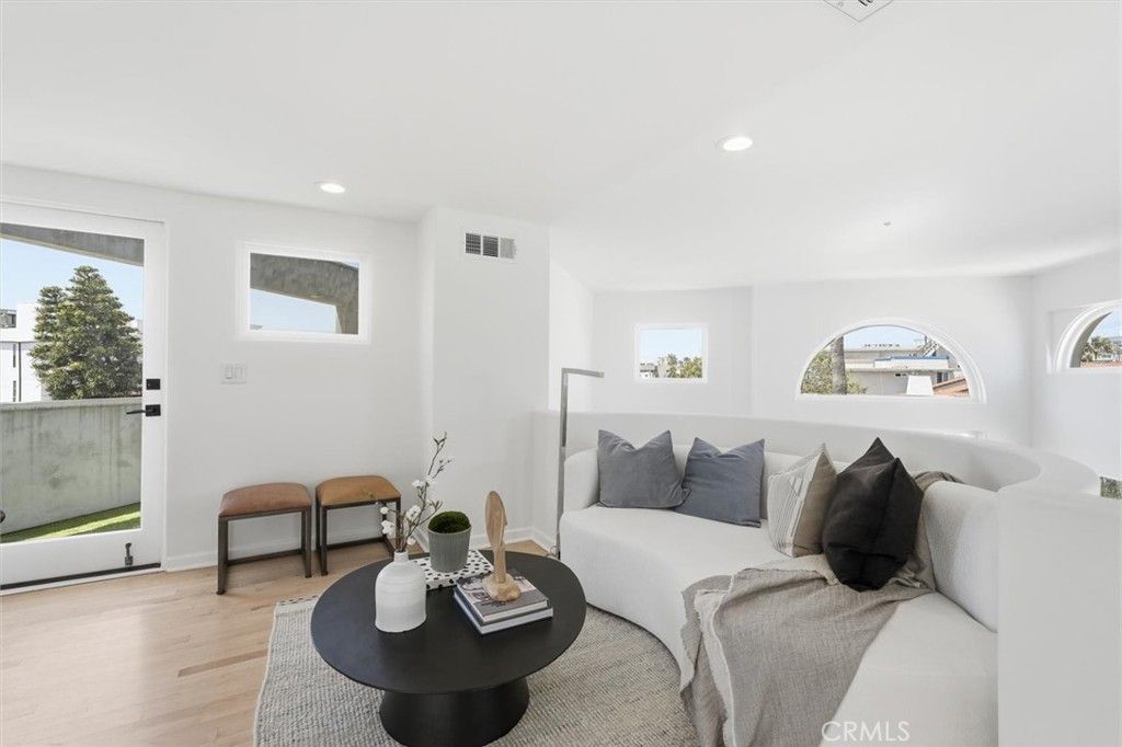 Image 30 of property listing at 24 Eastwind Street 1, Marina Del Rey, CA 90292