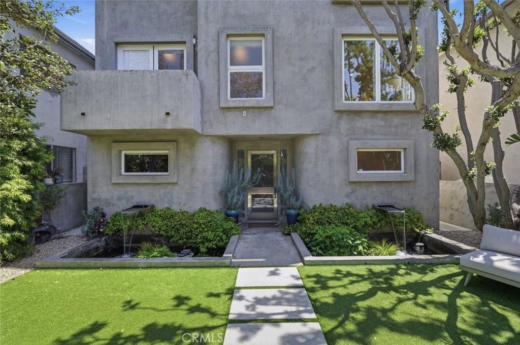 Image 4 of property listing at 24 Eastwind Street 1, Marina Del Rey, CA 90292