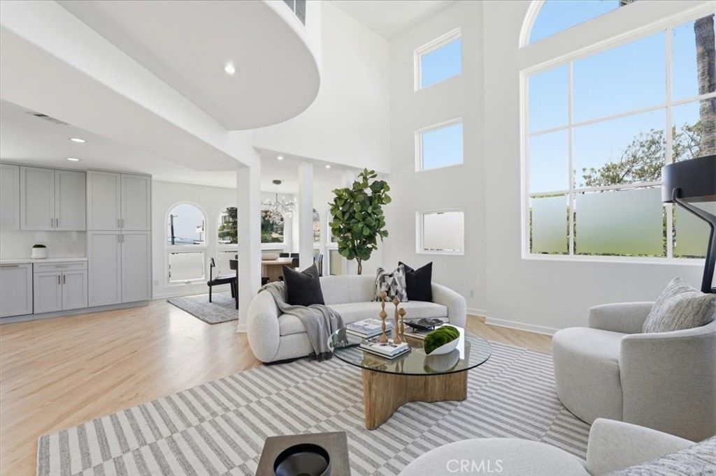 Image 5 of property listing at 24 Eastwind Street 1, Marina Del Rey, CA 90292