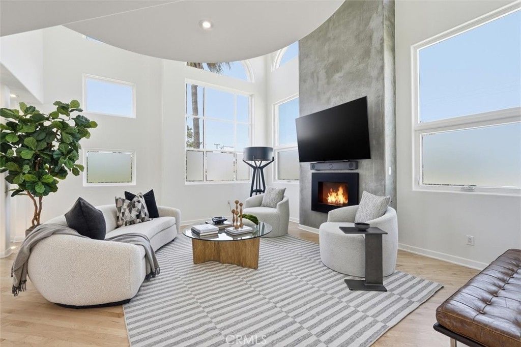 Image 6 of property listing at 24 Eastwind Street 1, Marina Del Rey, CA 90292