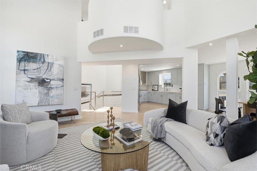 Image 7 of property listing at 24 Eastwind Street 1, Marina Del Rey, CA 90292