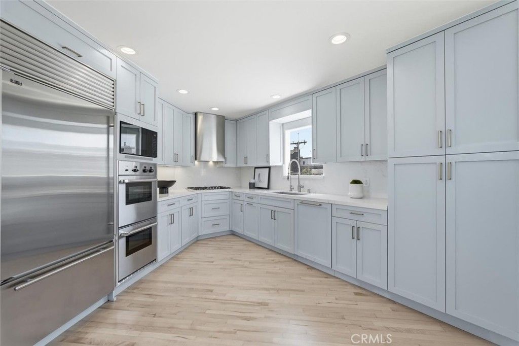 Image 8 of property listing at 24 Eastwind Street 1, Marina Del Rey, CA 90292