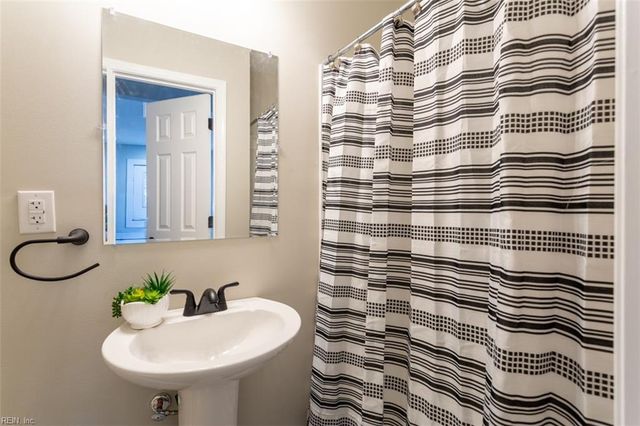 605 Fairview LN, Portsmouth, VA 23702