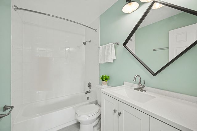 27W685 GRASMERE Drive 1808, Winfield, IL 60190