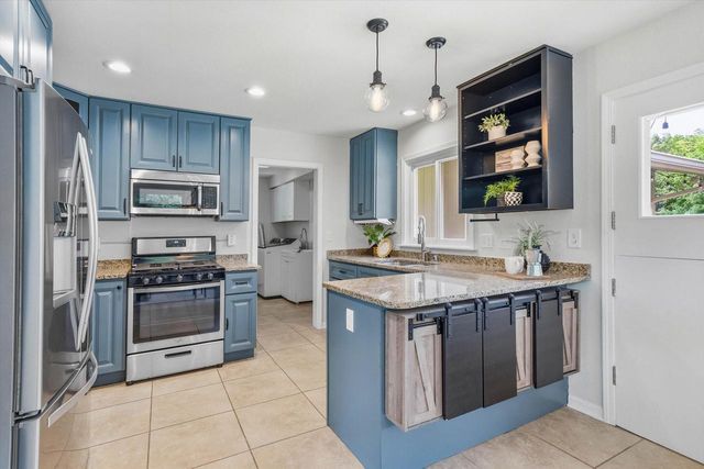 9210 N Pelham PARKWAY, Bayside, WI 53217