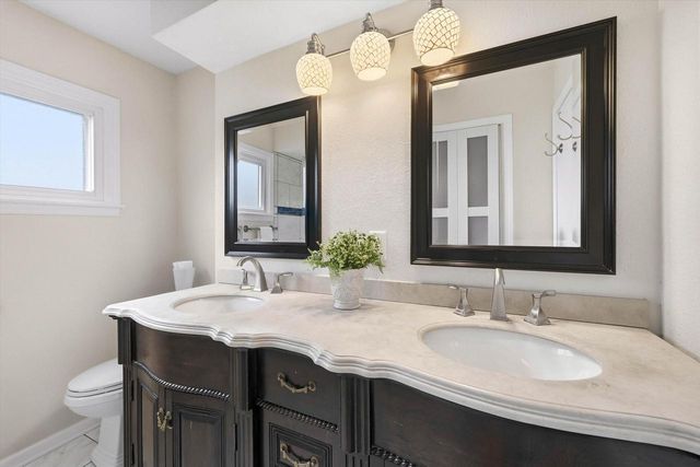 9210 N Pelham PARKWAY, Bayside, WI 53217