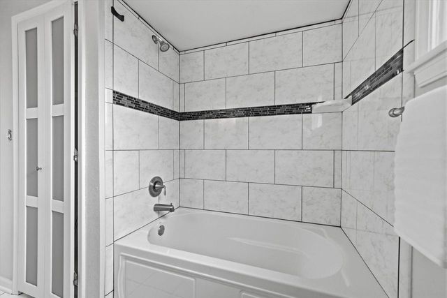 9210 N Pelham PARKWAY, Bayside, WI 53217