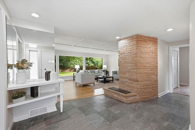 9210 N Pelham PARKWAY, Bayside, WI 53217