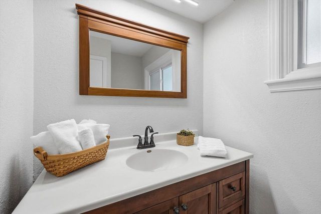 9210 N Pelham PARKWAY, Bayside, WI 53217