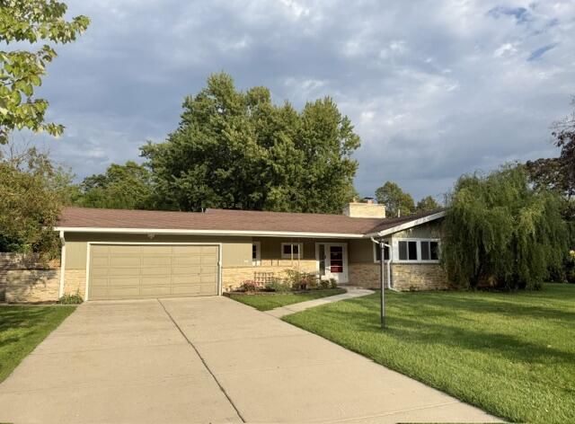 9210 N Pelham PARKWAY, Bayside, WI 53217