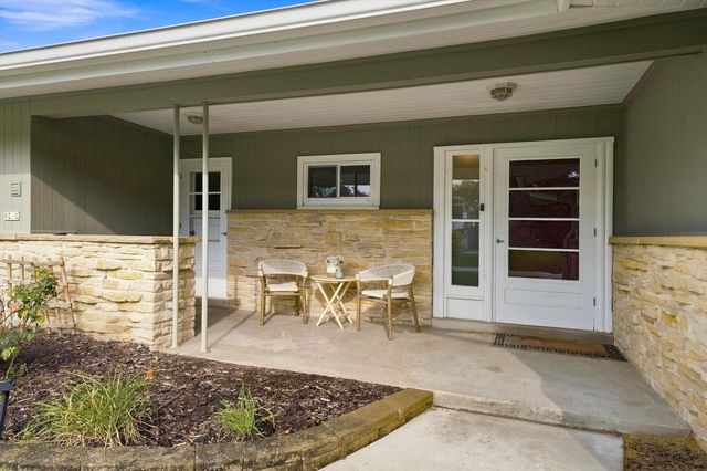 9210 N Pelham PARKWAY, Bayside, WI 53217